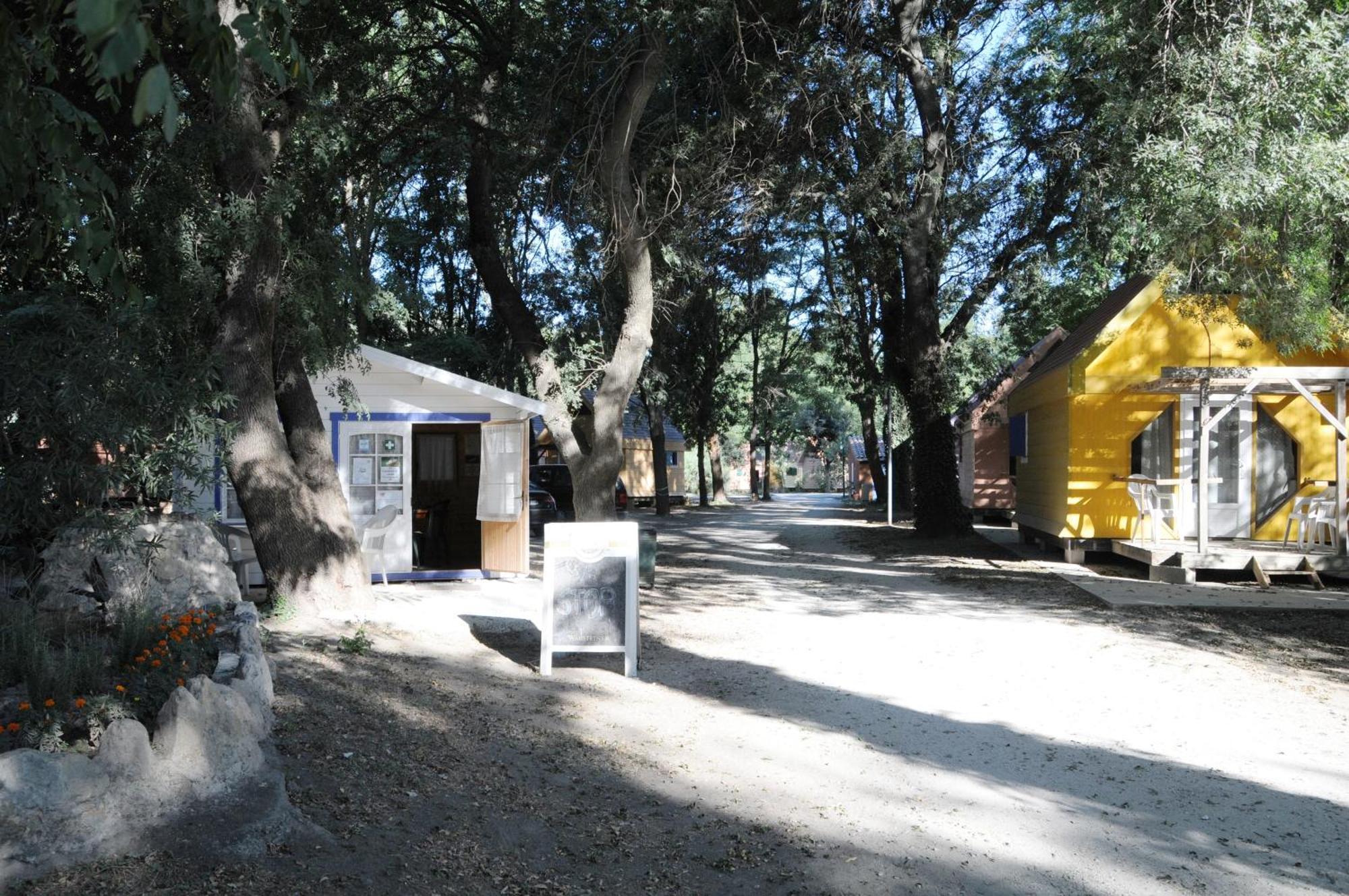 Camping Paradis Bellerive Montfrin Exterior foto