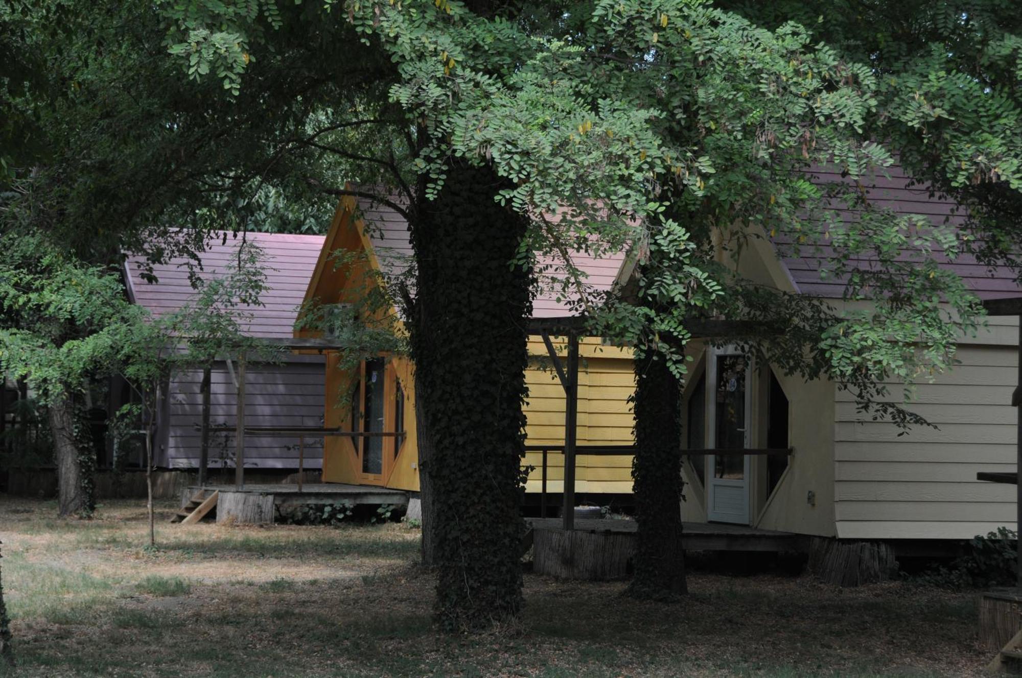 Camping Paradis Bellerive Montfrin Exterior foto