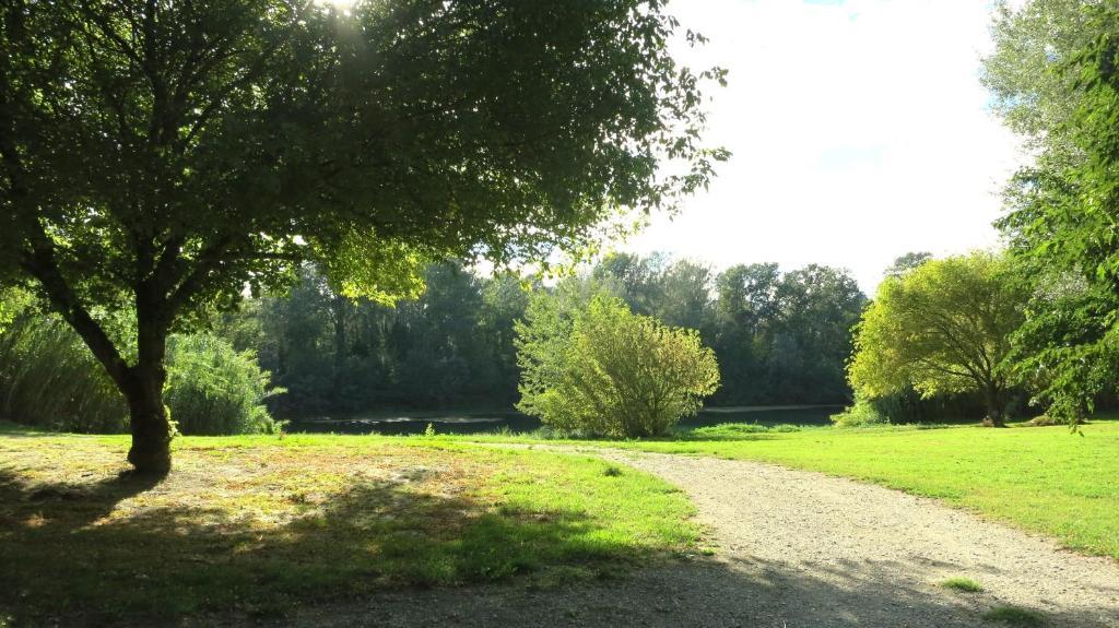 Camping Paradis Bellerive Montfrin Exterior foto